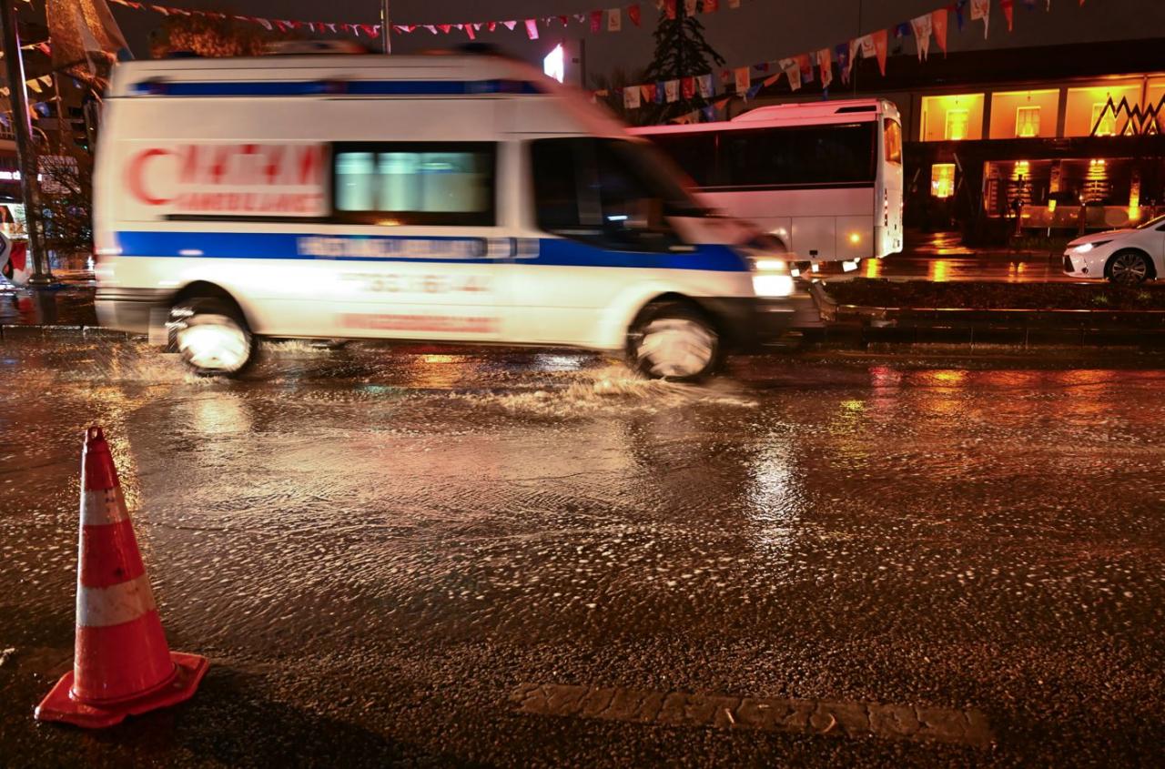 Ankara'da sağanak yağış nedeniyle trafik aksadı