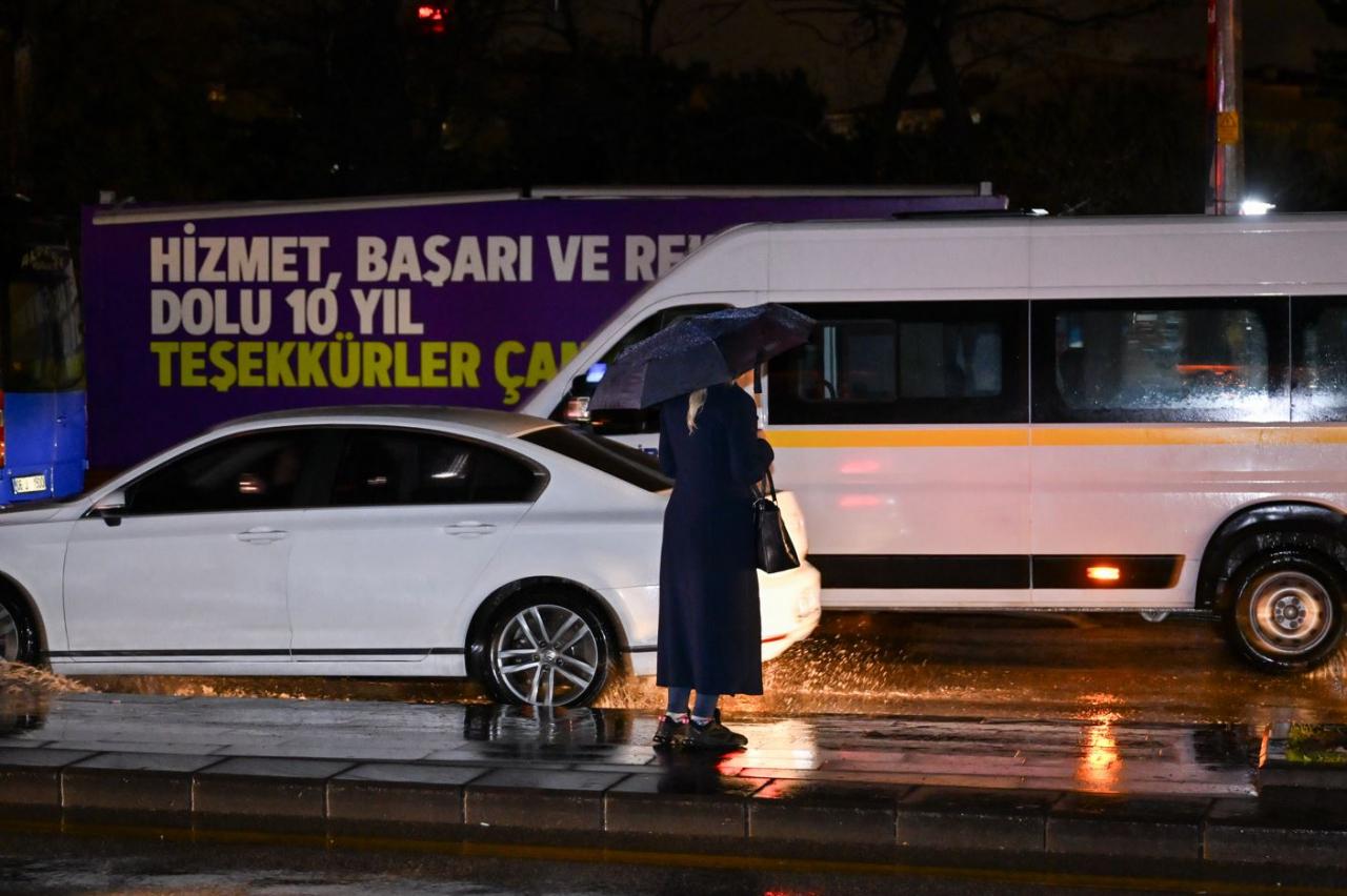Ankara'da sağanak yağış nedeniyle trafik aksadı