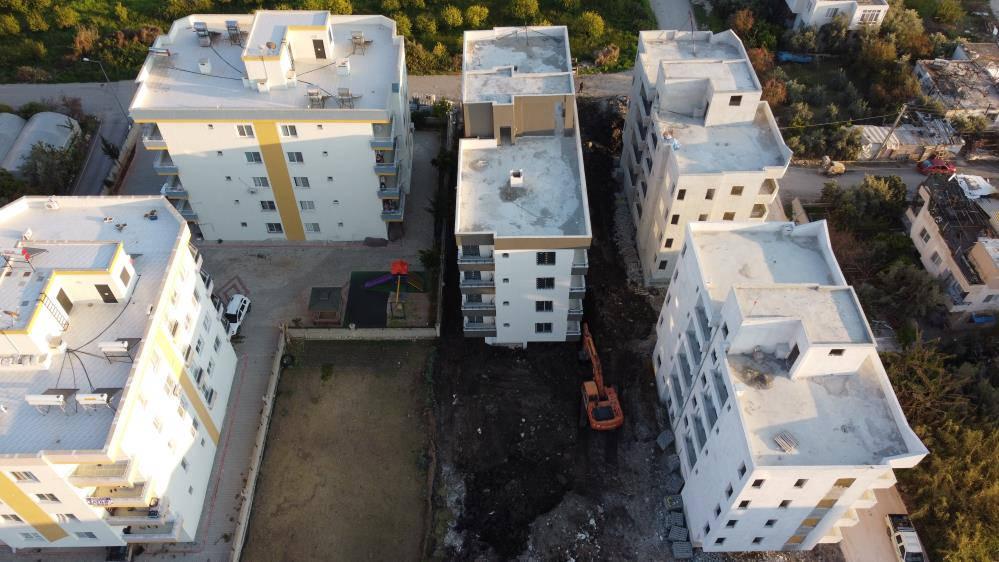 Şoke eden manzara: Mersin'de 4 katlı yeni bina yan yatmaya başladı