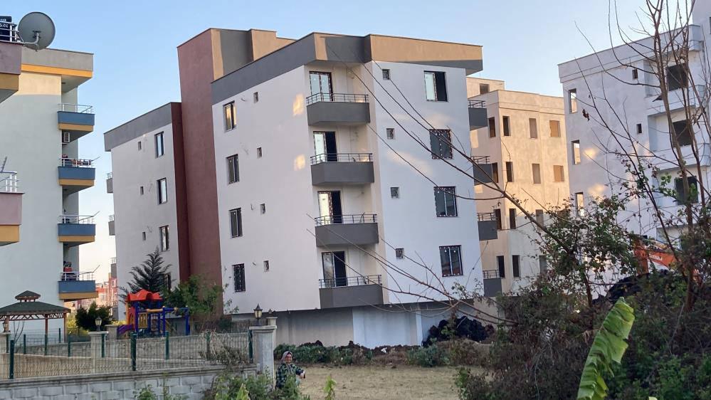 Şoke eden manzara: Mersin'de 4 katlı yeni bina yan yatmaya başladı
