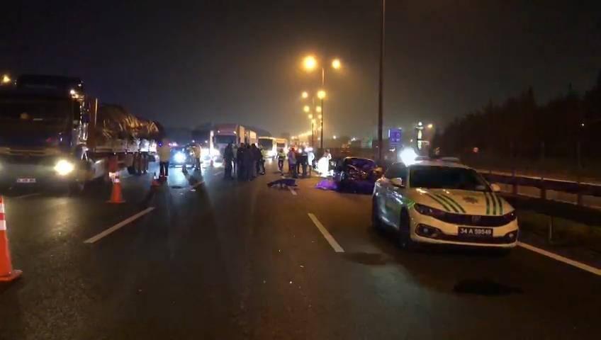 TEM Otoyolu'nda yayalara otomobil çarptı: 5 ölü
