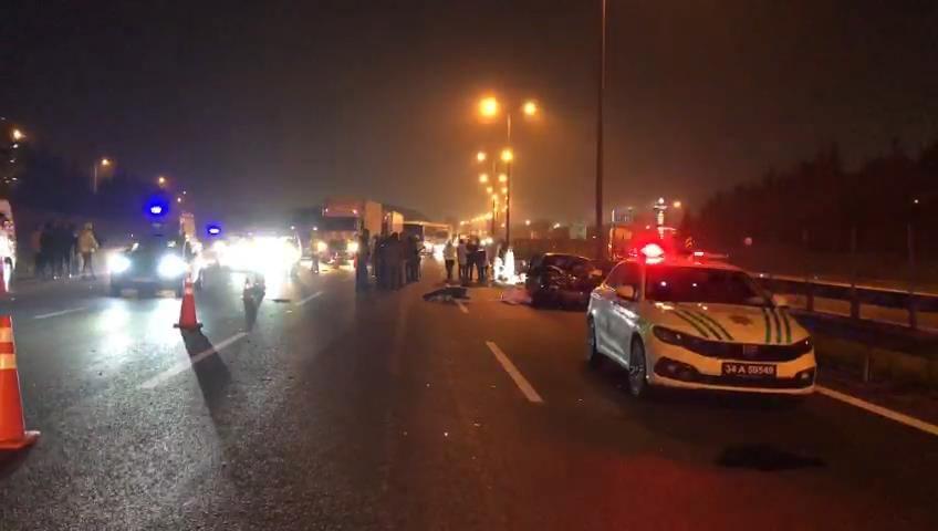TEM Otoyolu'nda yayalara otomobil çarptı: 5 ölü
