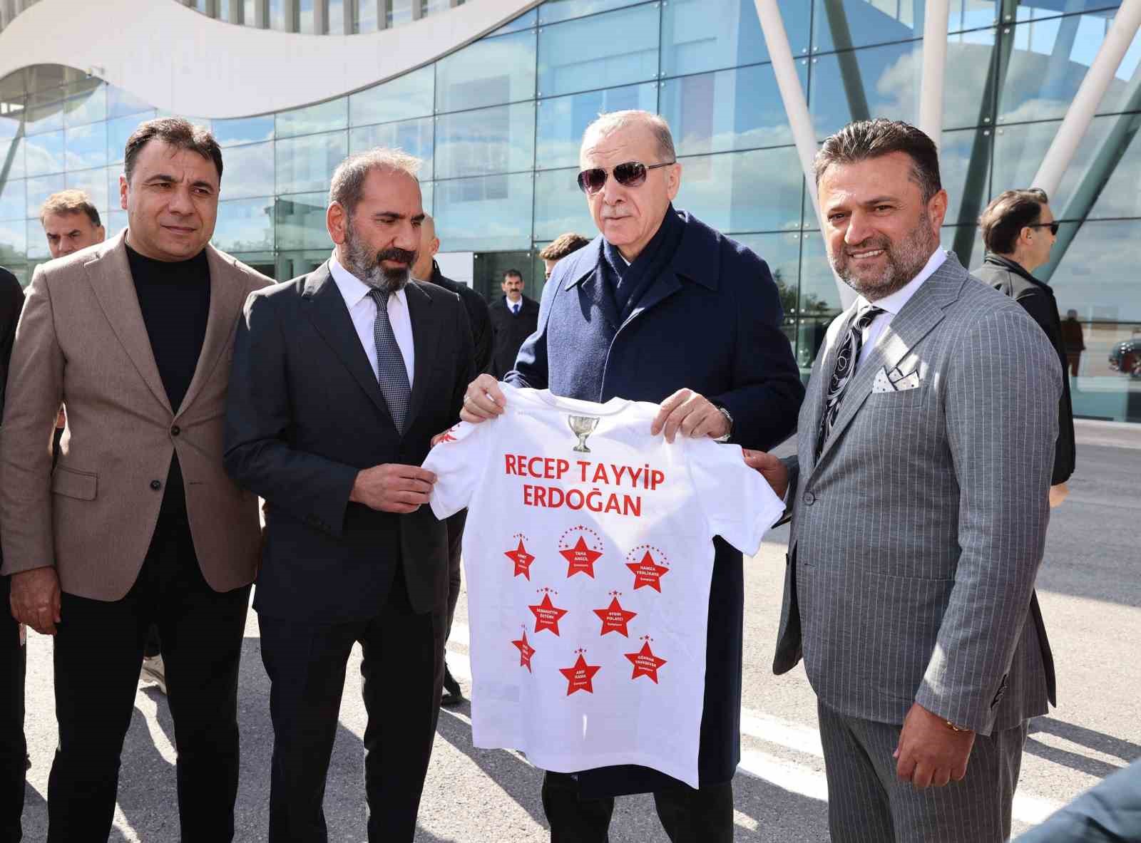 Cumhurbaşkanı Erdoğan’a özel Sivasspor forması