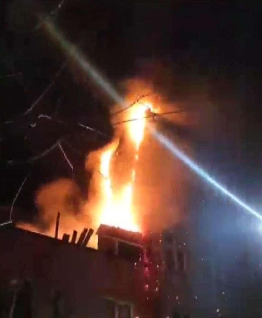 Fatih'te 5 katlı binanın çatısı alev alev yandı