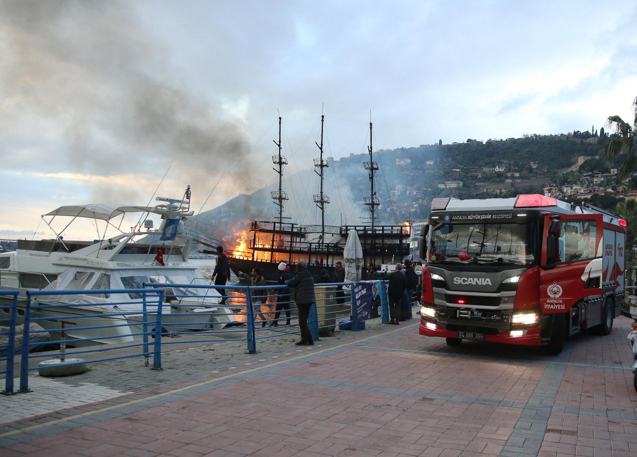 Alanya'da tur tekneleri alev alev yandı!