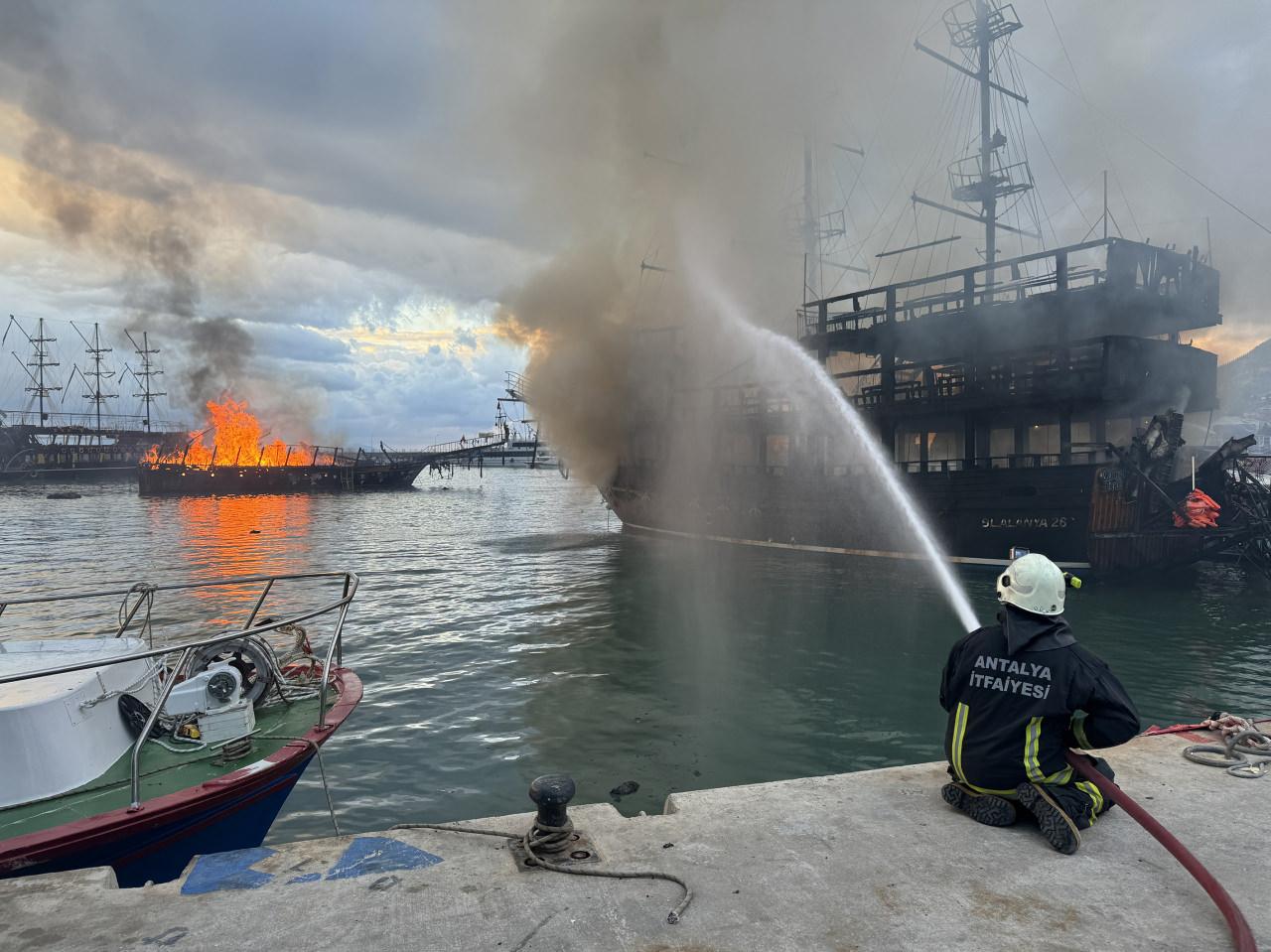 Alanya'da tur tekneleri alev alev yandı!