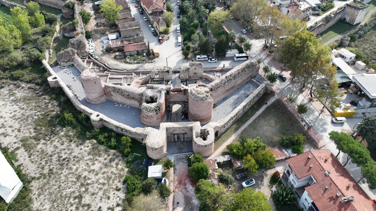 Bursa'da 1800 yıllık İznik Roma Tiyatrosu turizme kazandırıldı