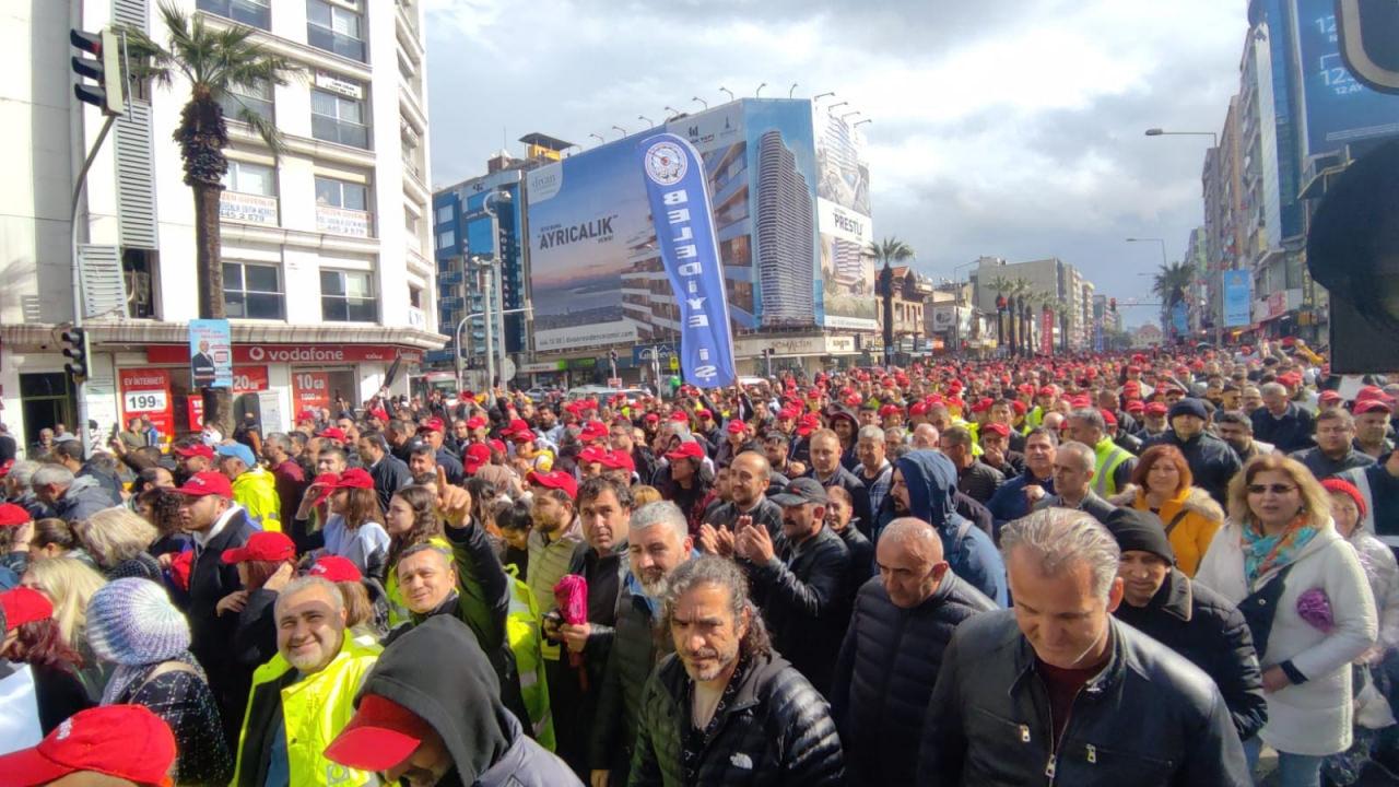 CHP'li İzmir Büyükşehir'de 'zam' krizi: Yüzlerce işçi iş bıraktı