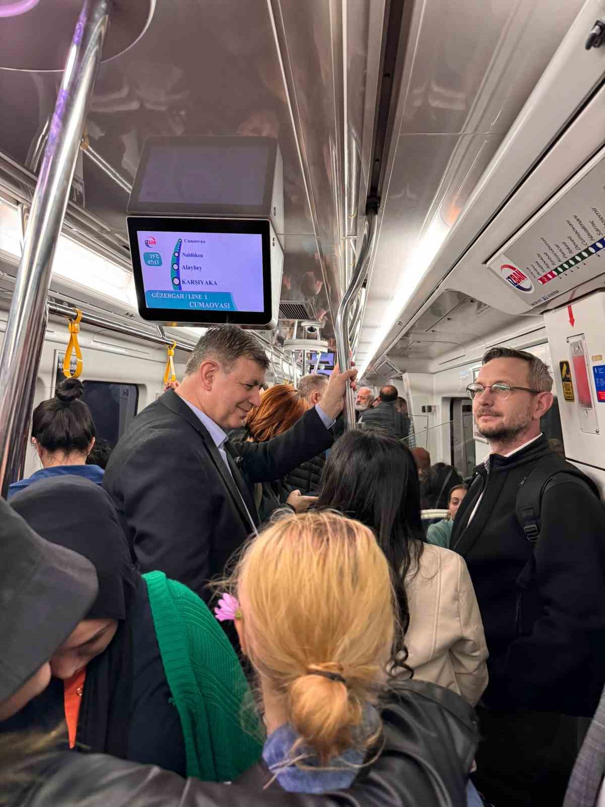 Metroda Başkan Tugay’ı görenler önce şaşırdı sonra fotoğraf çektirdi