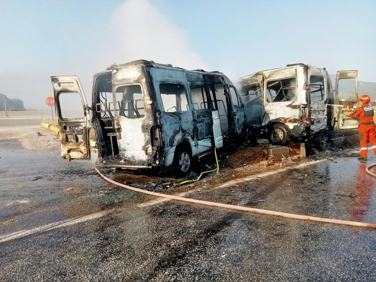 Milas’ta iki minibüs çarpıştı: 4’ü ağır 14 yaralı!