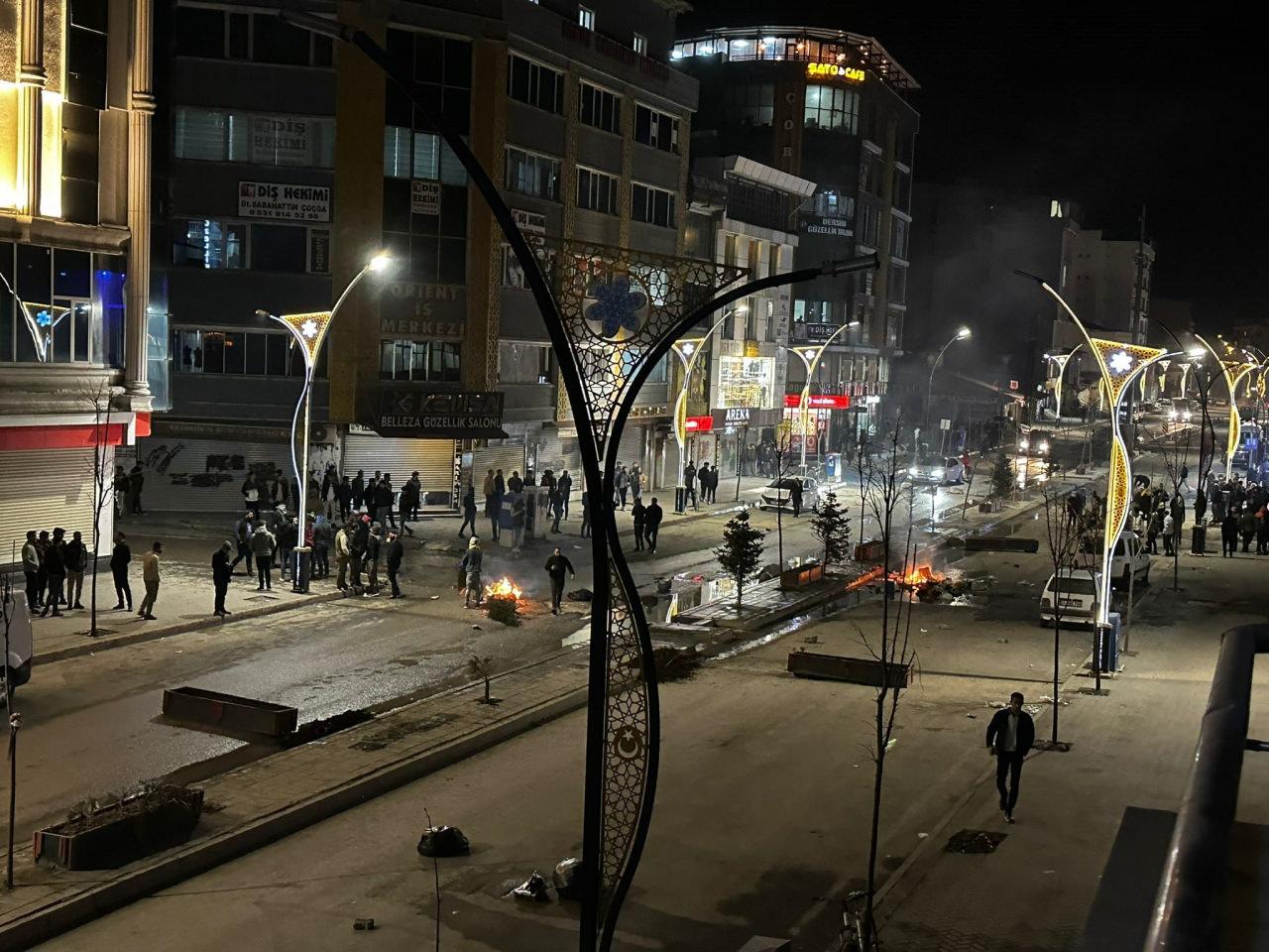 Yüksekova'da kargaşa! DEM Partililer ateş yaktı, polis müdahale etti