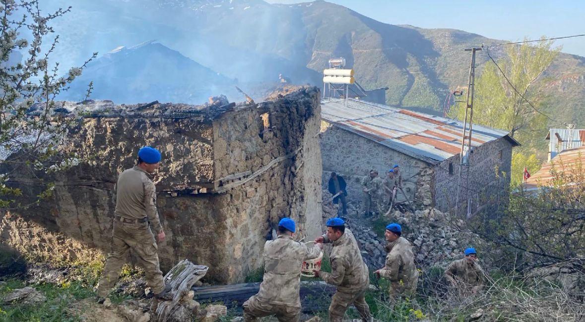 Tunceli'de cami yandı! Askeri helikopter devreye girdi