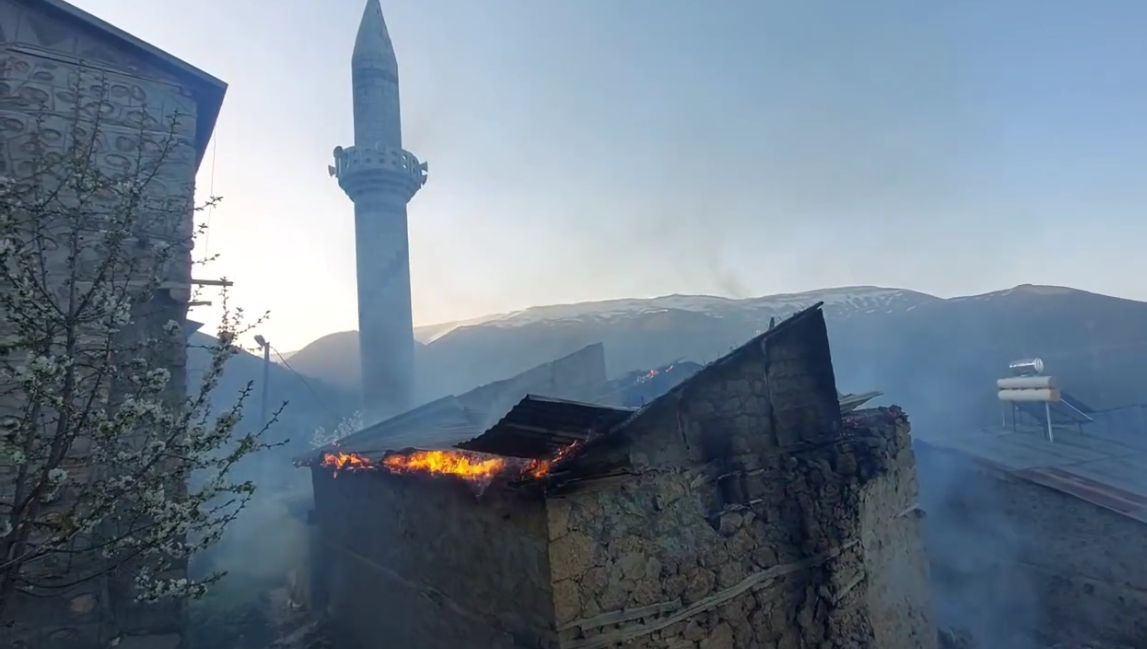 Tunceli'de cami yandı! Askeri helikopter devreye girdi