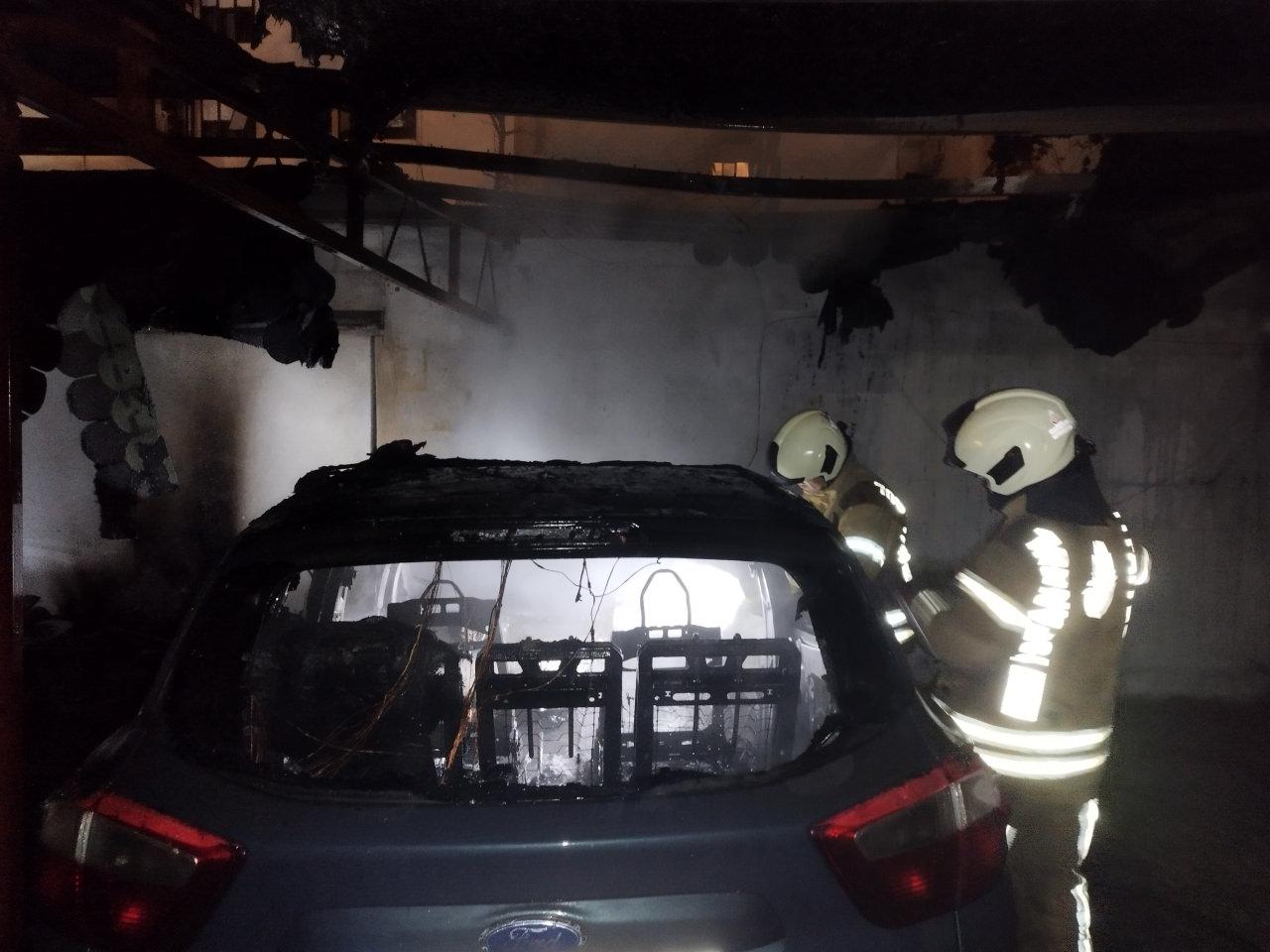 Kadıköy'de bir apartmanın otoparkında yangın çıktı