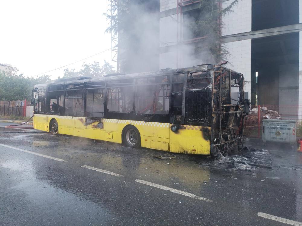 Sultanbeyli'de seyir halindeki İETT otobüsü alev alev yandı