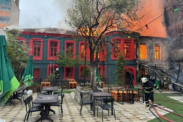 Tarihi bina alev alev yandı