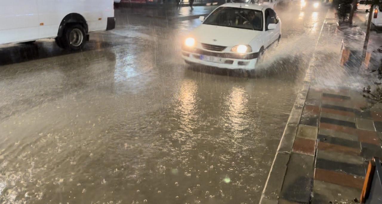 Sağanak yağış sonrası caddeler göle döndü, araçlar adeta suda yüzdü