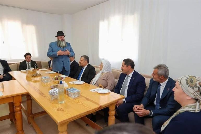 Bakan Koca Samandağ'ında kanaat önderi Hüsamettin Sivri ve ailesini ziyaret etti