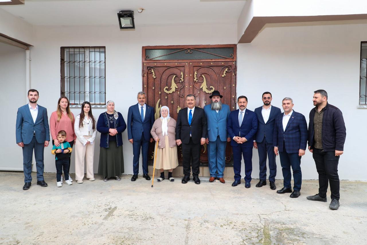 Bakan Koca Samandağ'ında kanaat önderi Hüsamettin Sivri ve ailesini ziyaret etti