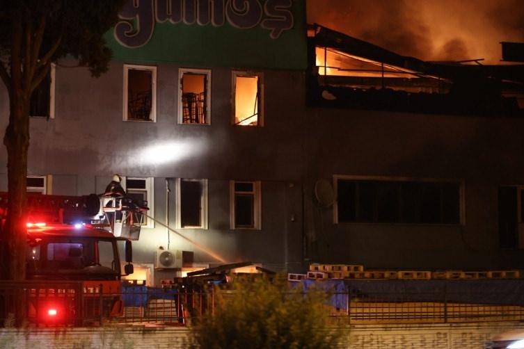 Samsun'da fabrika yangını: Alevler iki tesise daha sıçradı!