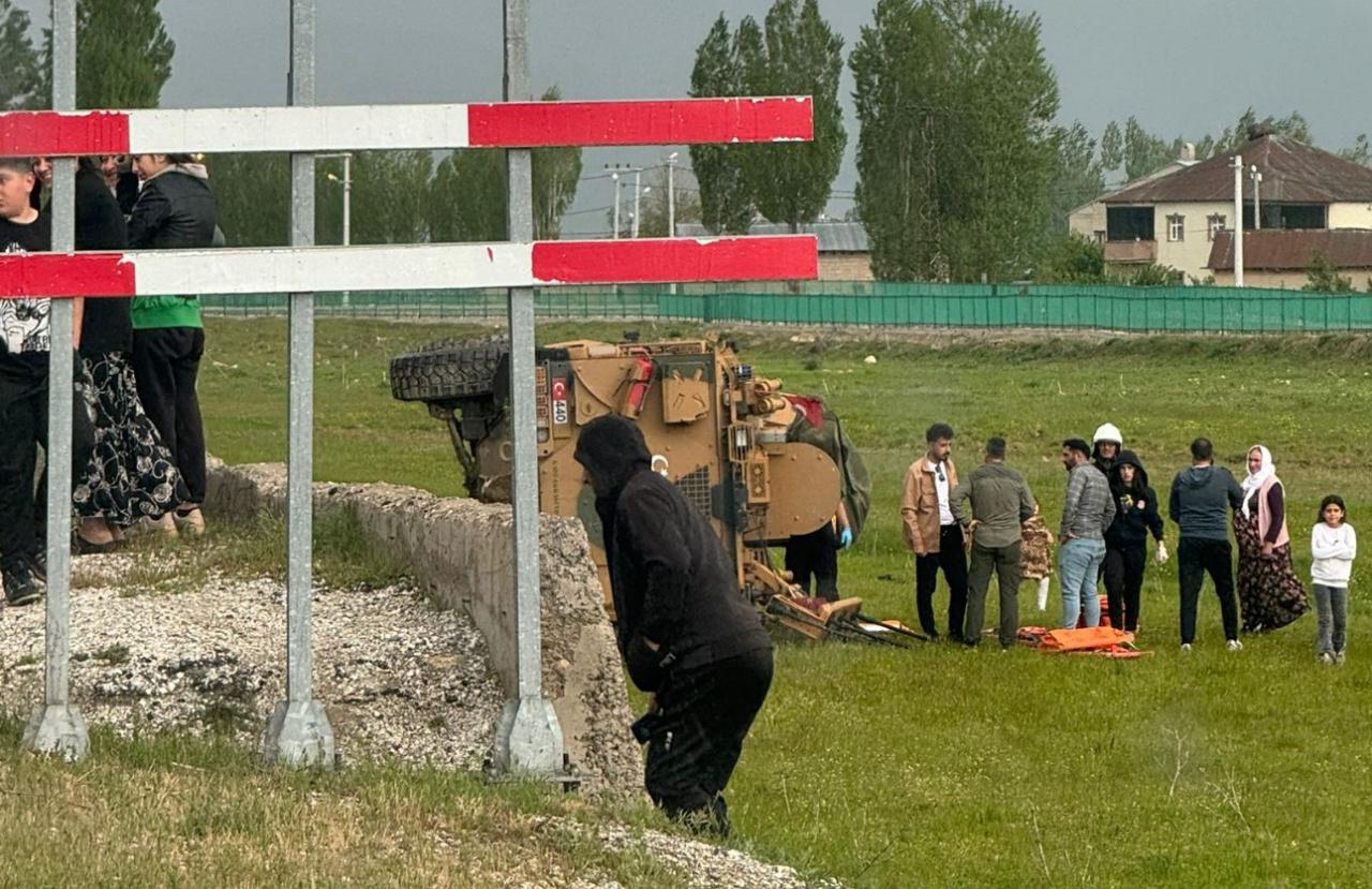 Yüksekova’da askeri araç devrildi: 2 asker yaralı