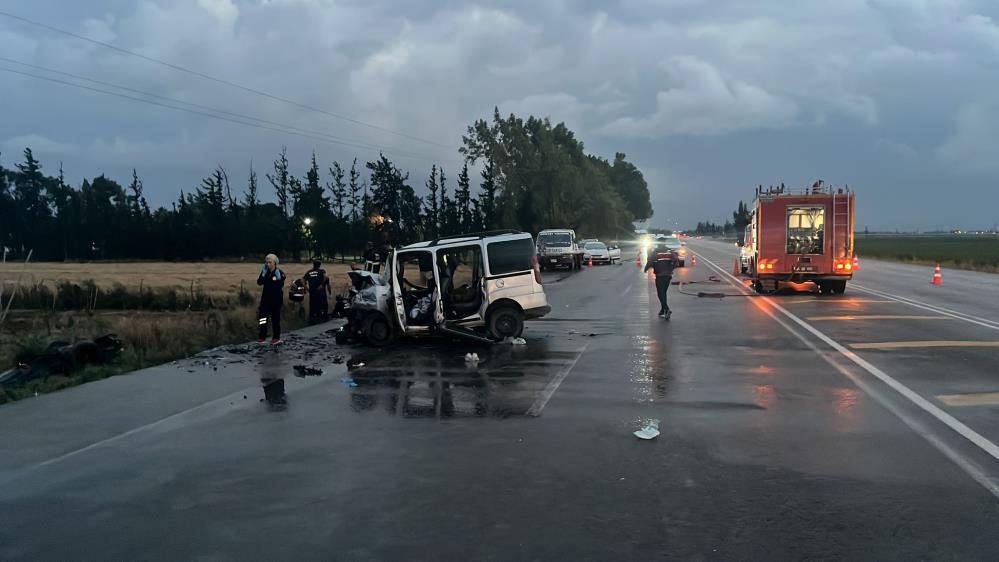 Feci kaza: 2 otomobil çarpıştı: 5 kişi hayatını kaybetti