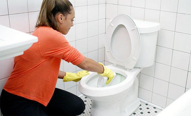 Sadece 1 saat içerisinde tuvalet kirecini söküp atın! Tuvalet kireci nasıl temizlenir?