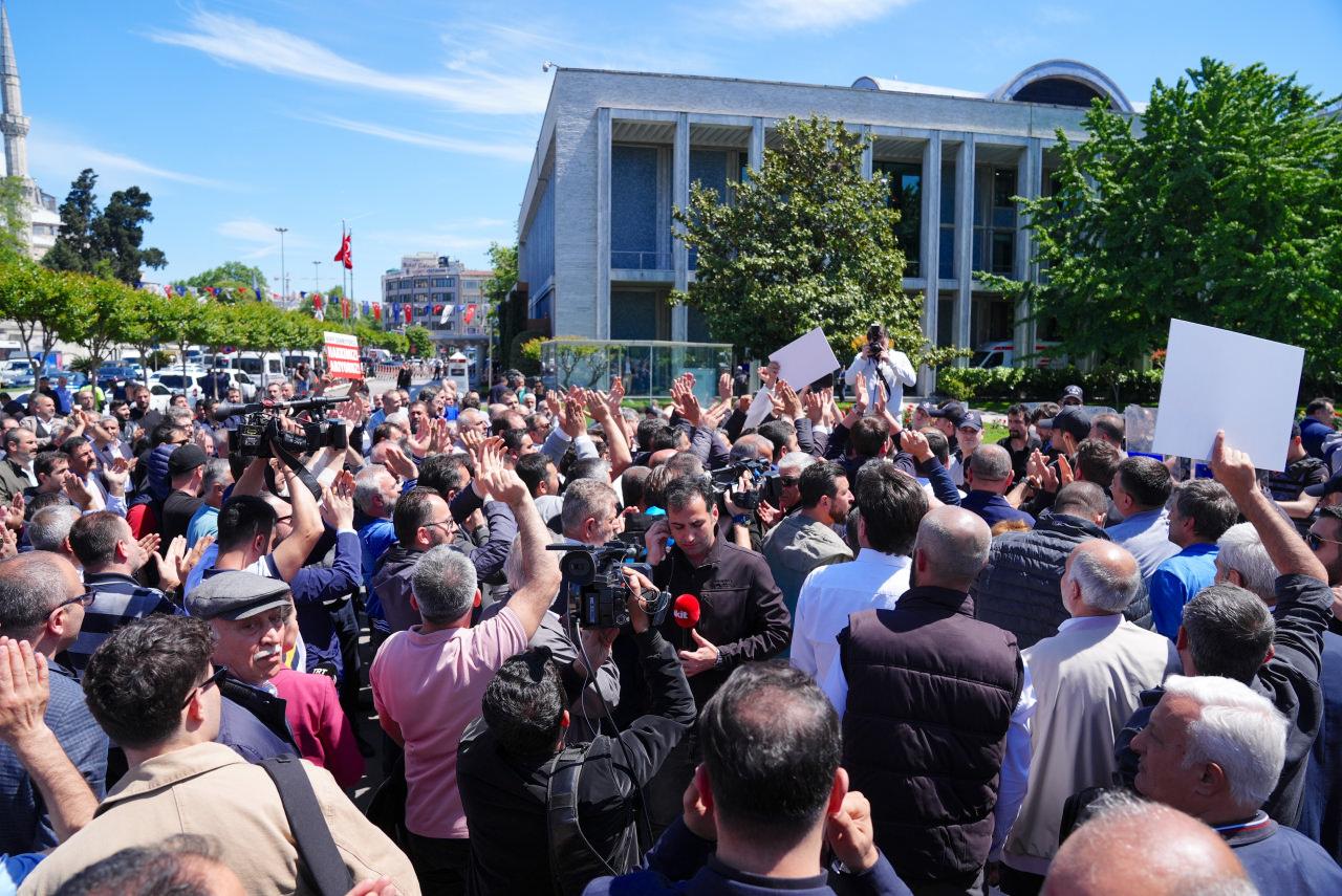 İETT'ye bağlı özel halk otobüsü sahiplerinden İBB binası önünde protesto gösterisi