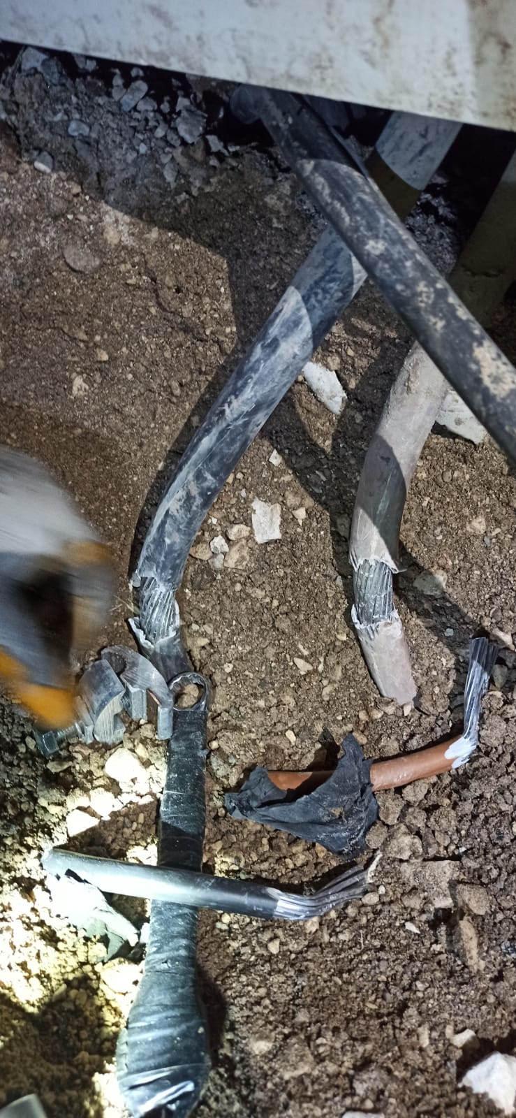 Yeraltı kablosunu delip bodruma kaçak elektrik hattı çektiler