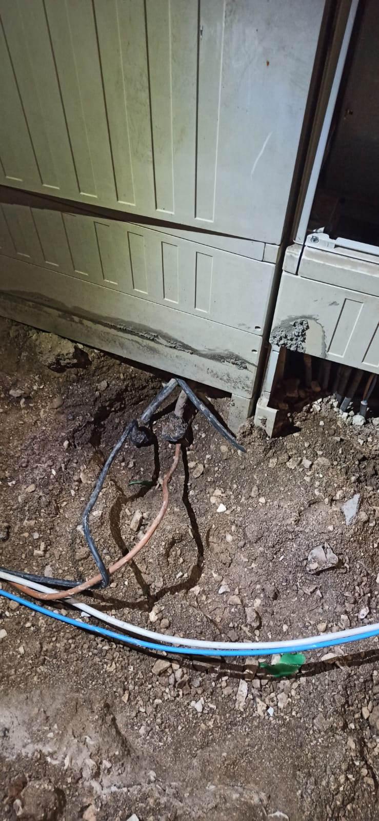 Yeraltı kablosunu delip bodruma kaçak elektrik hattı çektiler