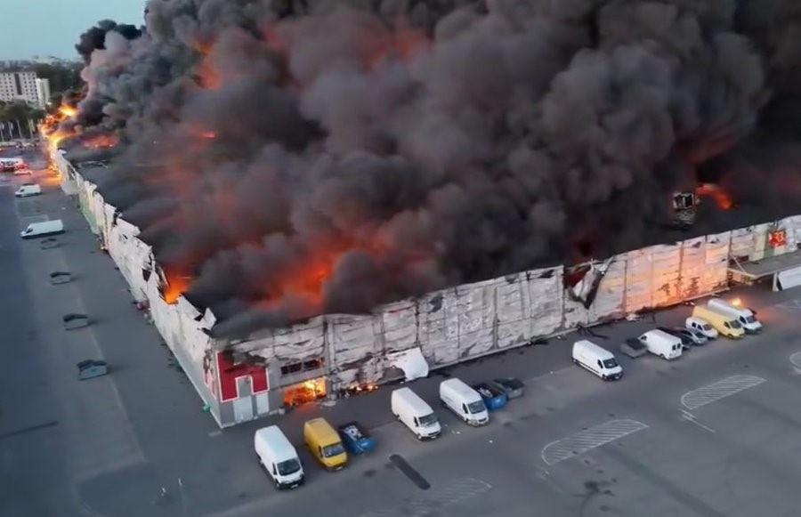 AVM'de korkunç yangın! Bin 348 dükkan küle döndü