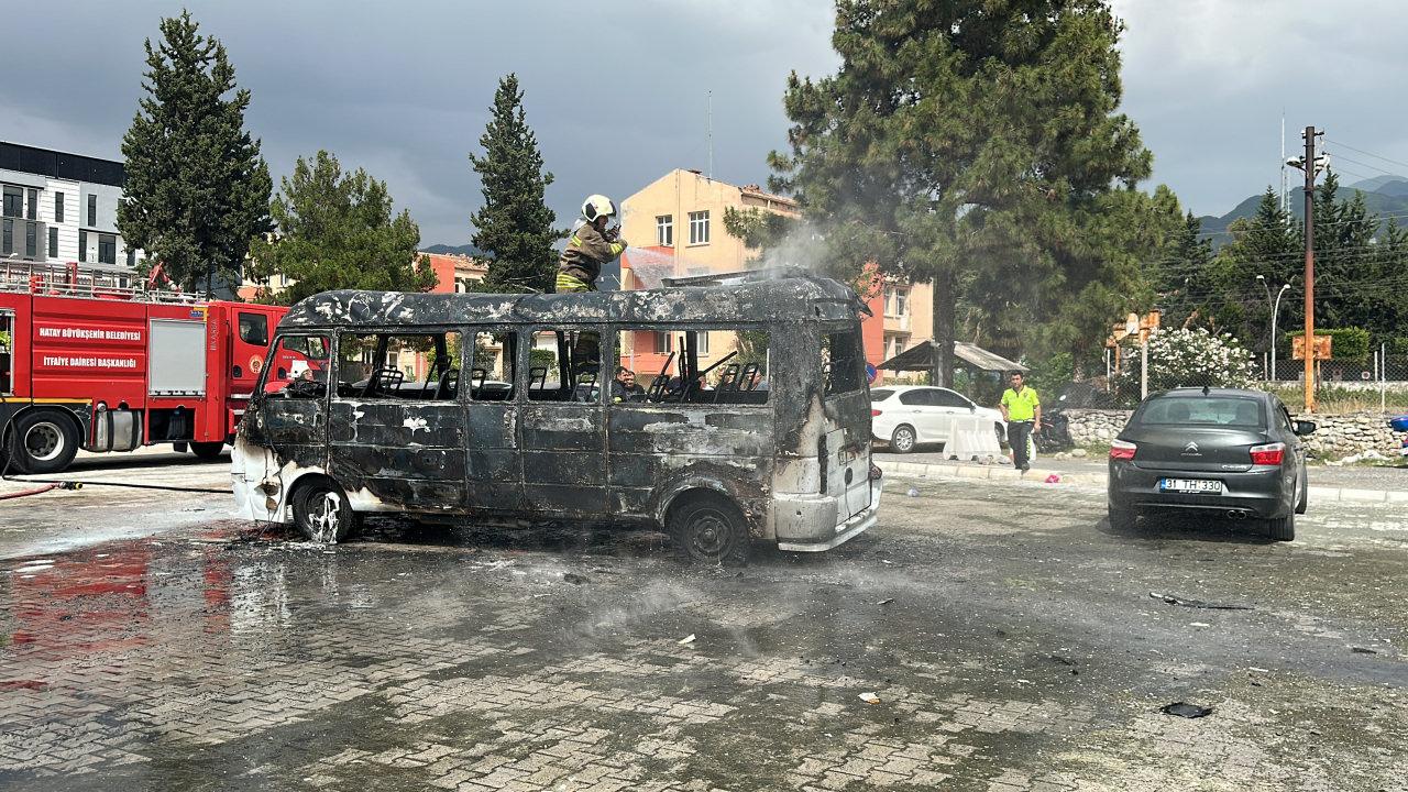 Hatay'da korkutan yangın: Minibüs kullanılamaz hale geldi
