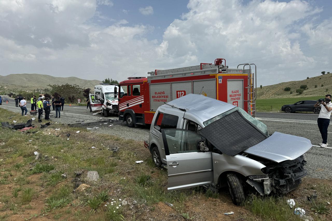 Ambulans ile hafif ticari araç çarpıştı: 6 yaralı!