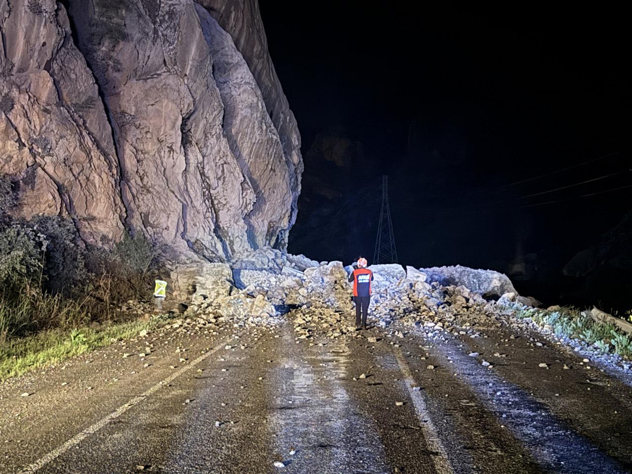 Hakkari-Çukurca kara yolu dağdan düşen kaya parçaları nedeniyle kapandı