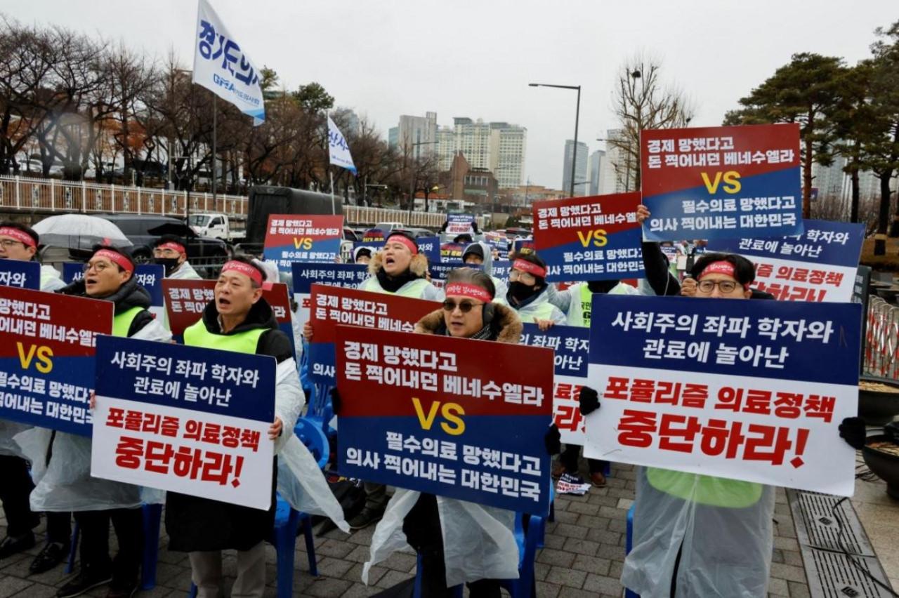 Güney Kore'de doktorlar grevde