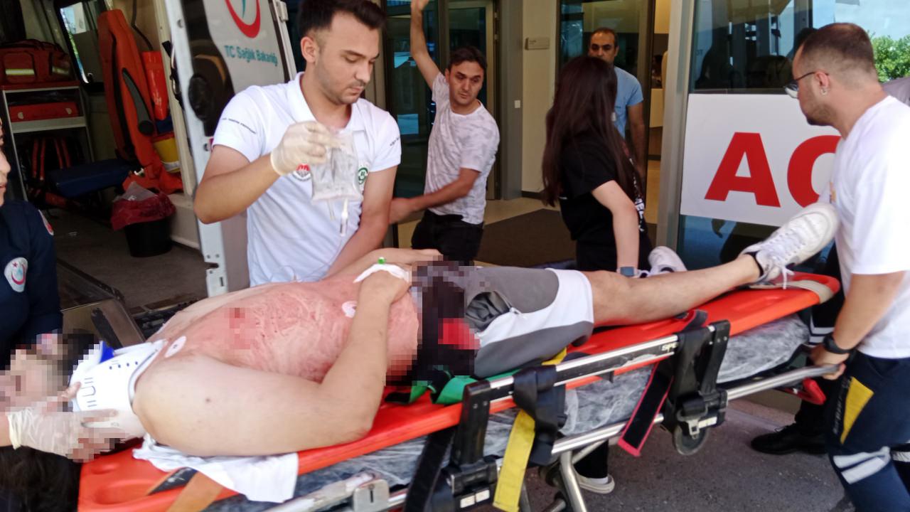 Adana'da trafik ışıklarında silahlı saldırı! 1 kişi öldü, yaralılar var!