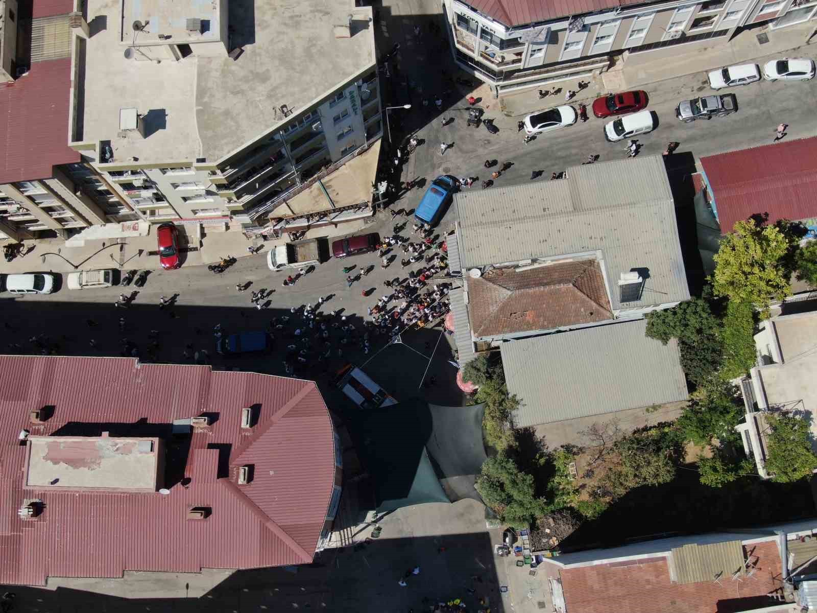 İzmir Valisi Süleyman Elban, Torbalı Ayrancılar Mahallesi’ndeki patlamada 5 kişinin hayatını kaybettiğini, yaralanan 57 kişinin 4 ayrı hastanede tedavi gördüğünü açıkladı.