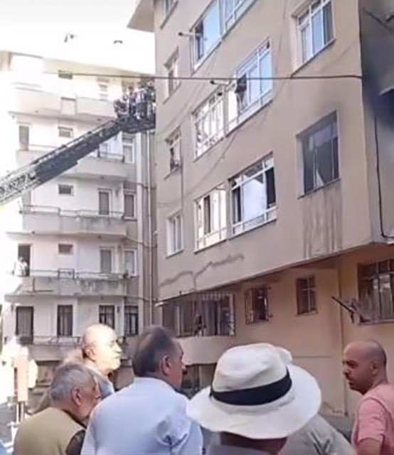 Kartal’da bir dairede tüp patladı, 4 katlı apartman tahliye edildi