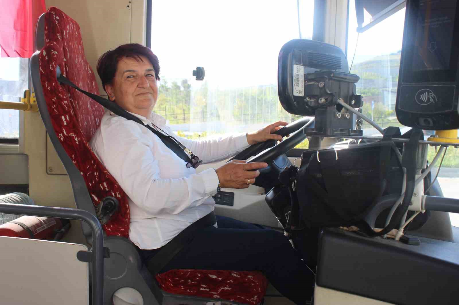 Hayali olan koltuğa kavuşan enkaz kentin tek kadın otobüs şoförü, 8 yıldır mesleğini severek yapıyor