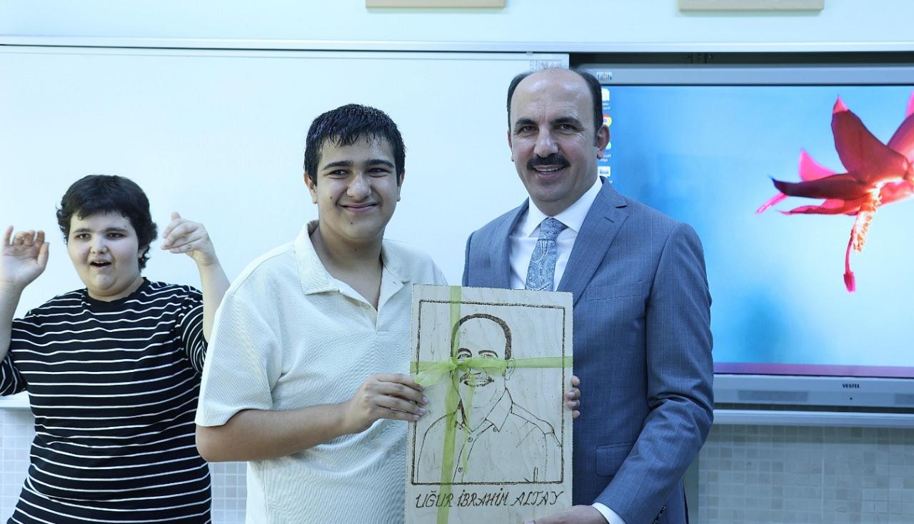 Başkan Uğur İbrahim Altay öğrencilerin karne heyecanına ortak oldu