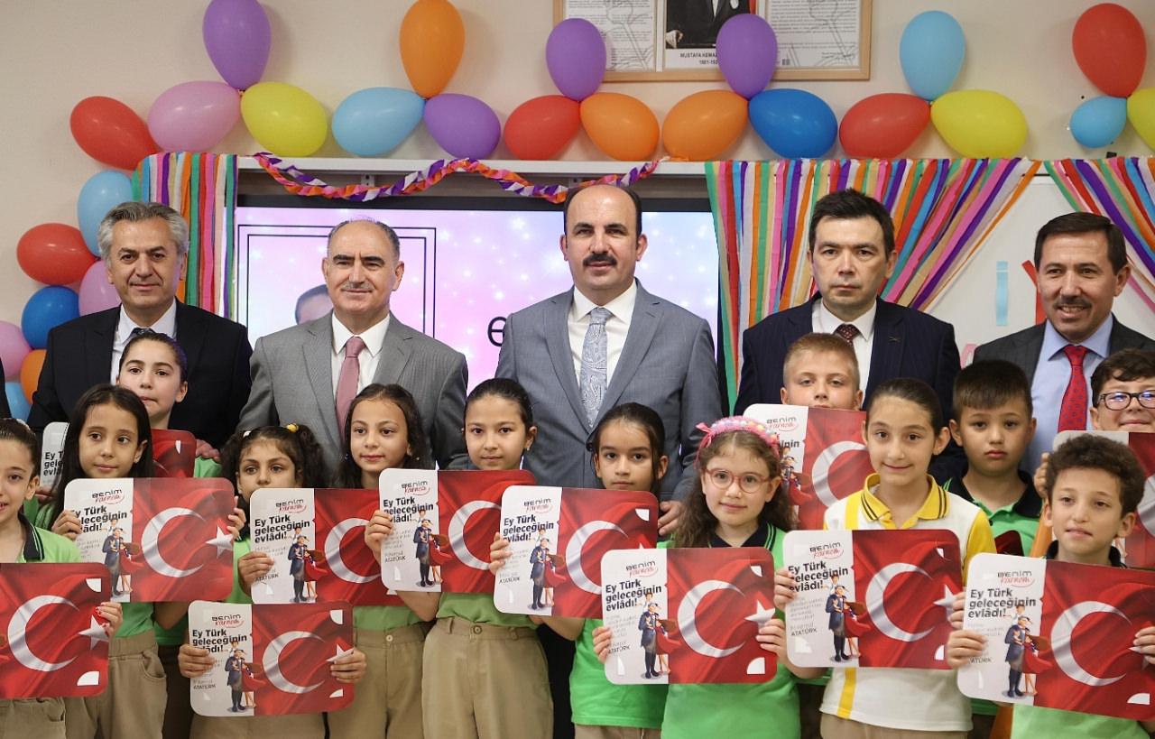 Başkan Uğur İbrahim Altay öğrencilerin karne heyecanına ortak oldu