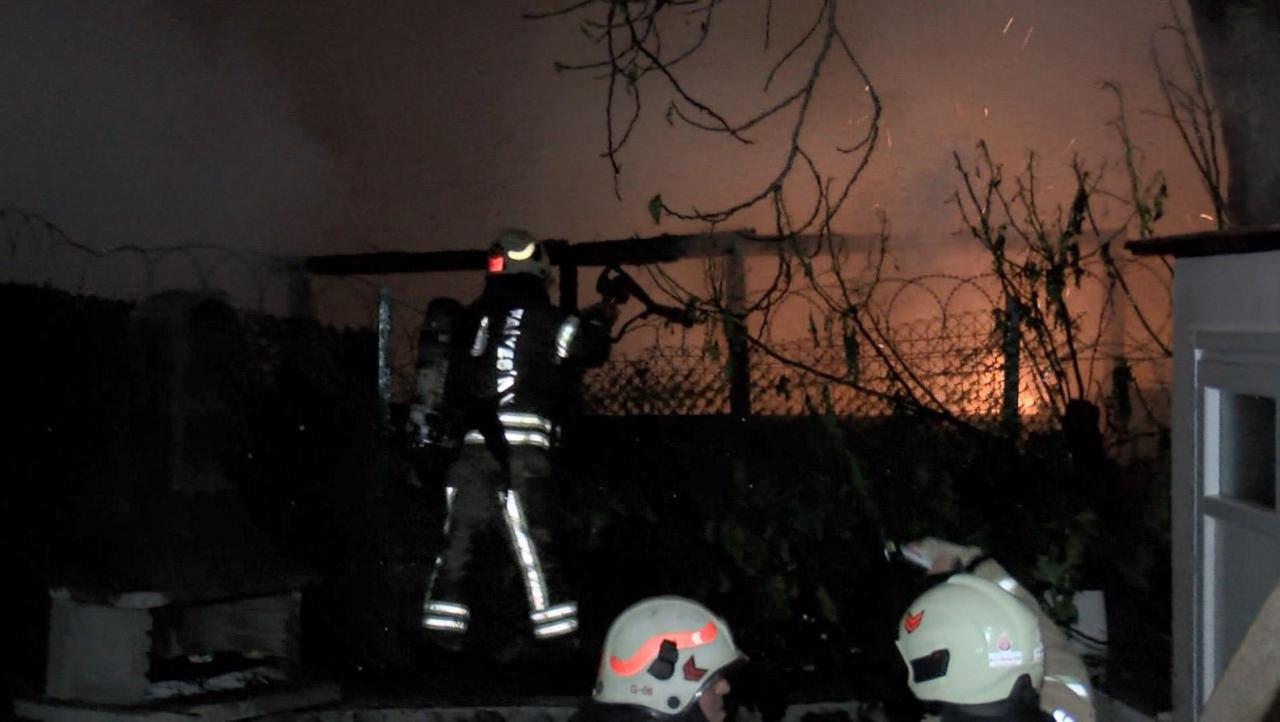 Fatih'te boş arsadaki ahşap baraka alev alev yandı