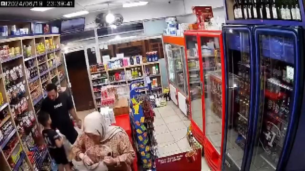 Kızının kavga ettiği 7 yaşındaki çocuğu markette darp edip, tehdit etti!
