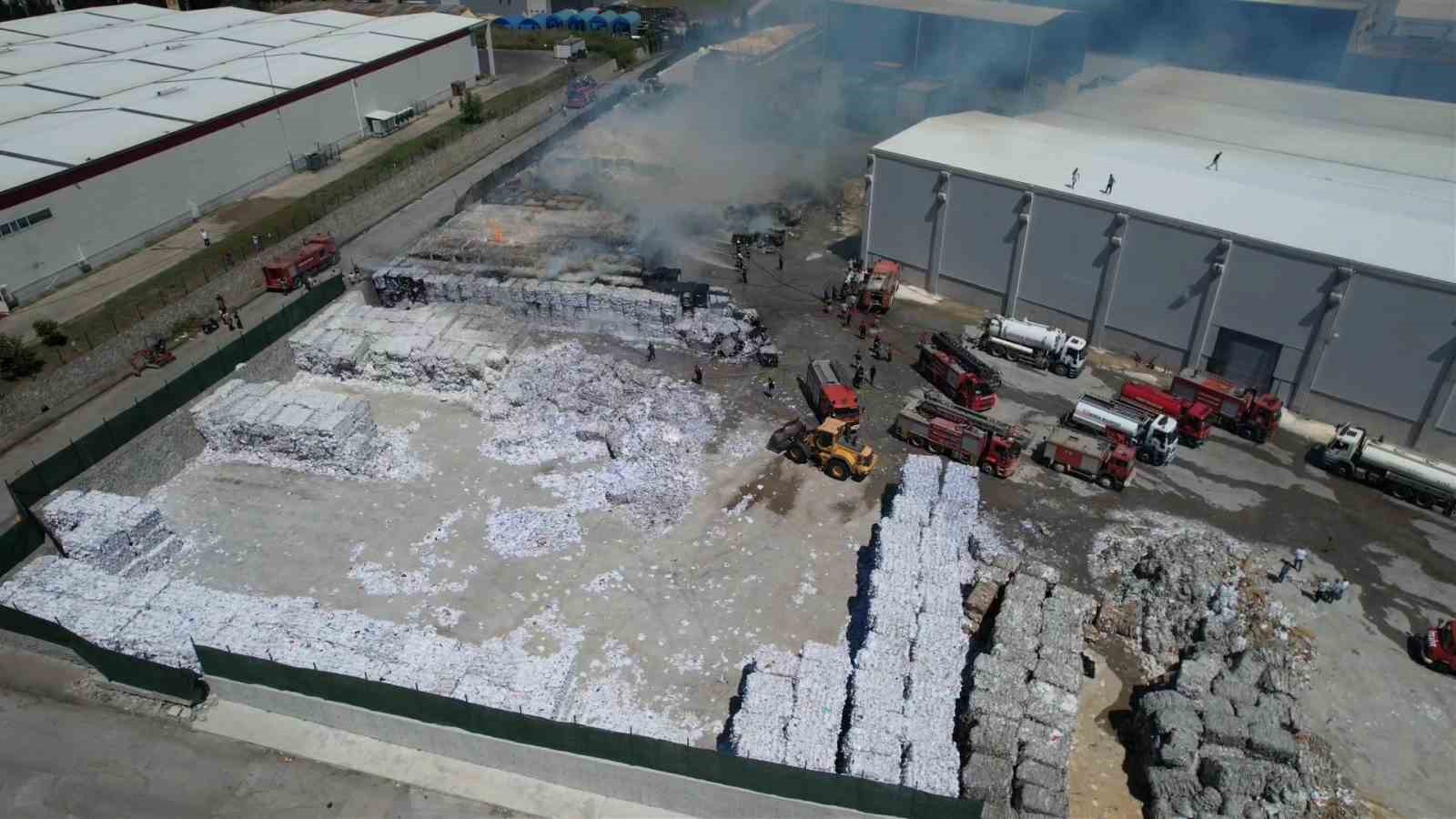 Kağıt fabrikasının geri dönüşüm alanında yangın çıktı