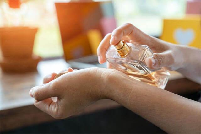 Parfümün kalıcılığını arttırmak için ne yapmalı? Bu yöntem ile parfüm kokunuz gün boyunca kalacak