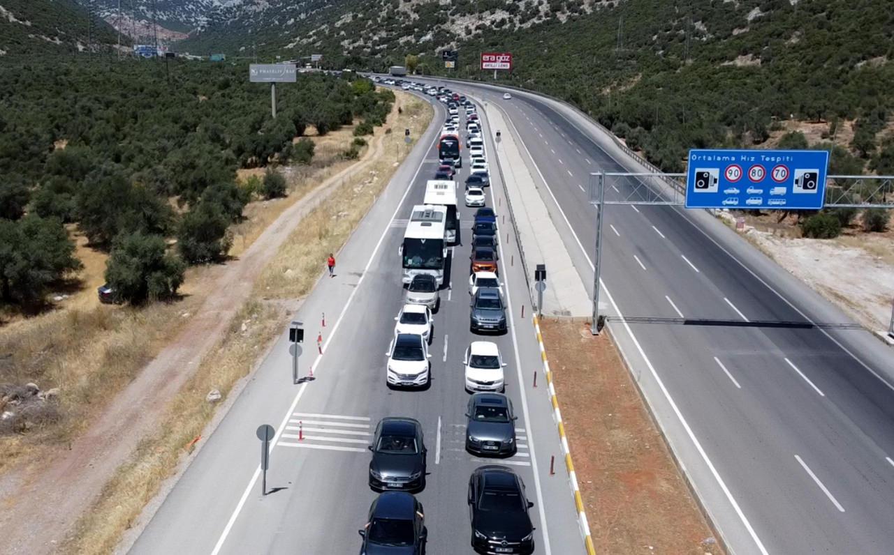 Antalya girişinde 5 kilometrelik araç kuyruğu oluştu