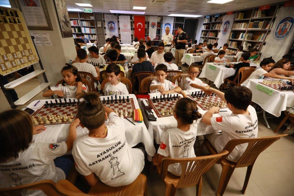 İzmir Selçuk'ta satranç turnuvası heyecanı! Çocuklar kıyasıya mücadele etti