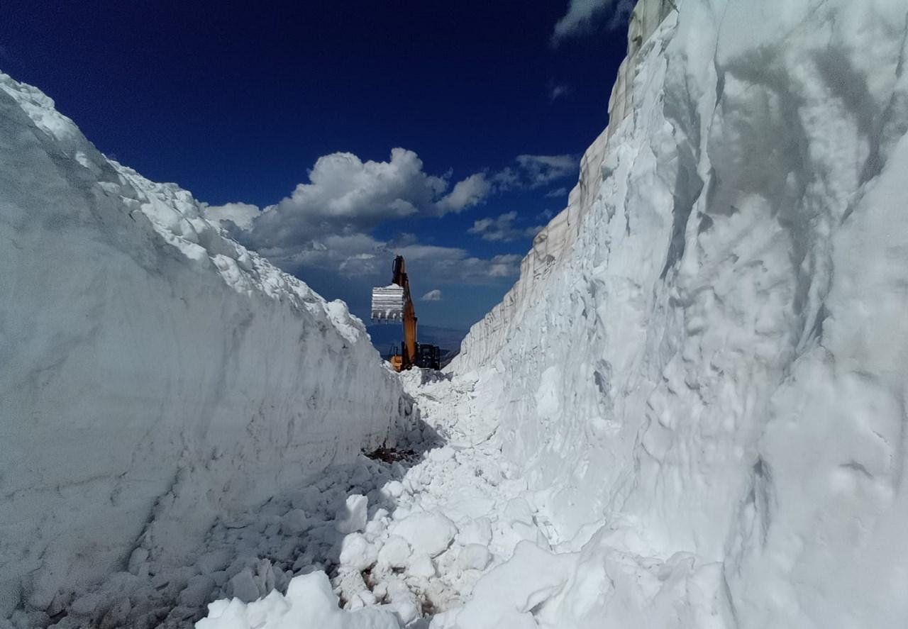 Haziranda 8 metre karla mücadele