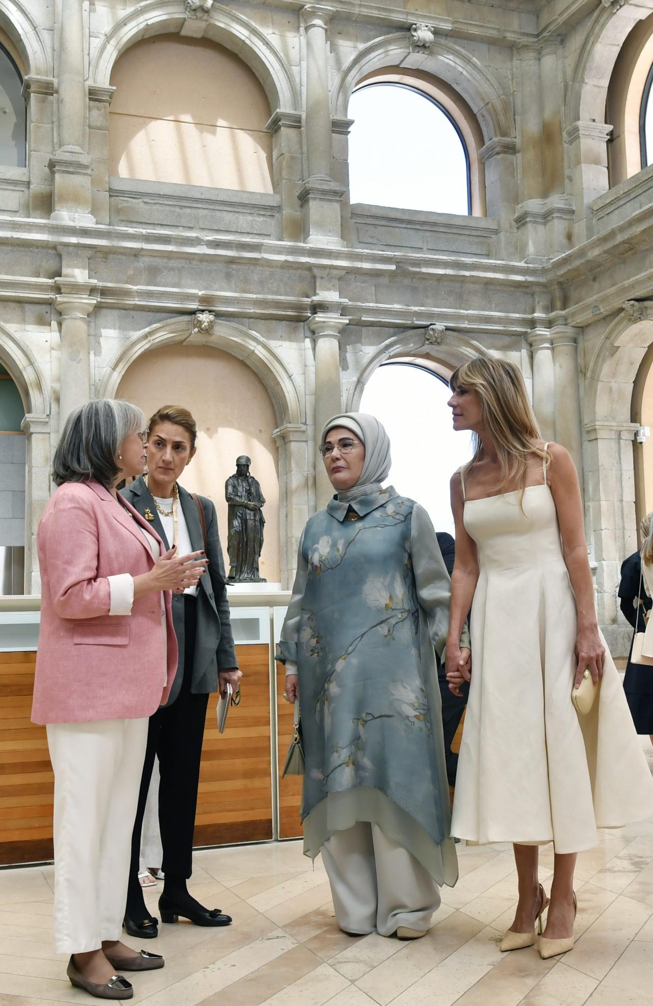 Emine Erdoğan İspanya Başbakanı'nın eşi Fernandez ile Prado Müzesi'ni gezdi