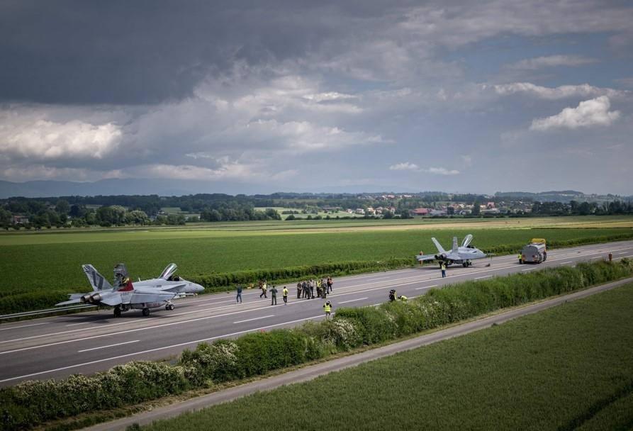 İsviçre'nin F-18 savaş uçakları otoyola indi